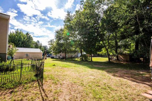 208 Lawrence Rd, Salem NH  03079-3905 exterior