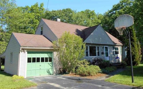 33 Woodside Dr, Schenectady, NY 12302-5323