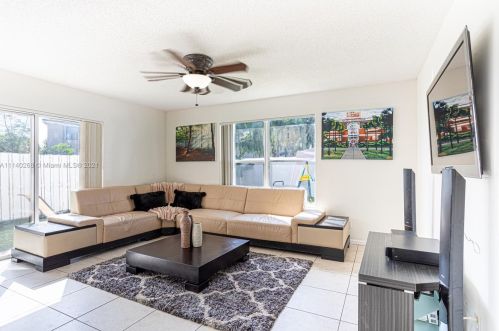 3136 176 Ter, Hollywood FL 33029-5556 exterior