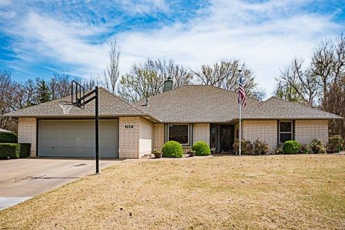 1811 Country Clb Dr, Enid OK  73703-2027 exterior