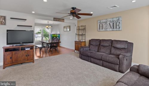 99 Manor Dr, Southampton, PA 18954-1851