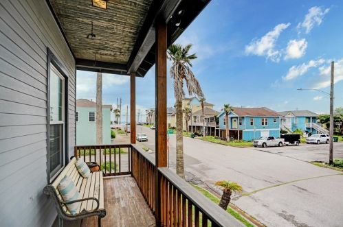 1418 13th St, Galveston TX  77550-8206 exterior