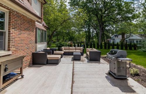 225 Ellendale Pkwy, Crown Point IN  46307-4341 exterior