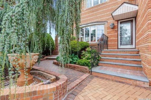 84 Lee Ct, Floral Park, NY 11003-1624