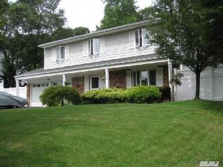 5 Hill Ln, Smithtown, NY 11787-2503