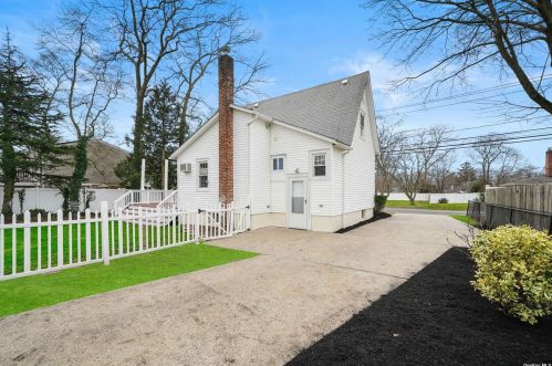 428 Oak Neck Rd, West Islip NY  11795-3614 exterior