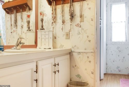 7 Dawn Dr, Belvidere NJ  07823-2844 exterior