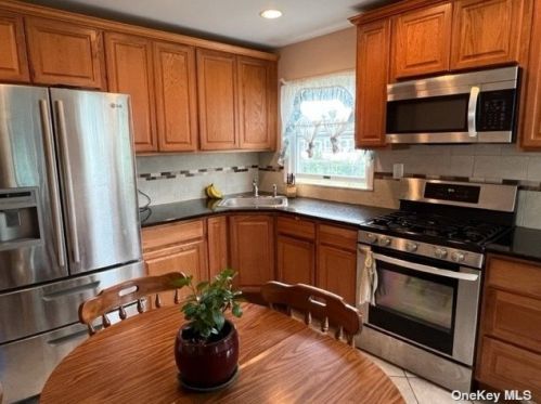 80 Doges Promenade, North Lindenhurst, NY 11757-6408