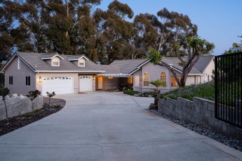656 Altamira Ct, Vista, CA 92081-6310