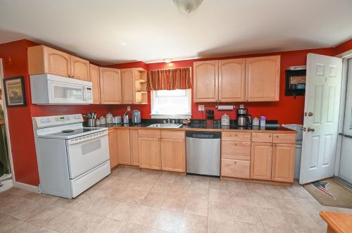 17 English Range Rd, Derry NH 03038-5323 exterior