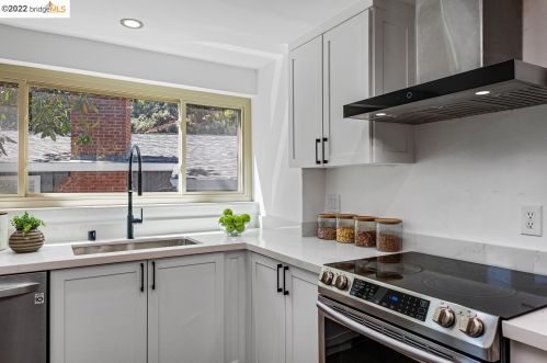 5857 Ascot Dr, Oakland CA 94611-1711 exterior