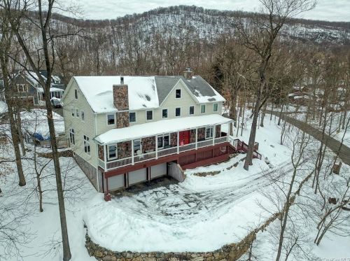 70 Lakeview Dr, Tomkins Cove, NY 10986-1642