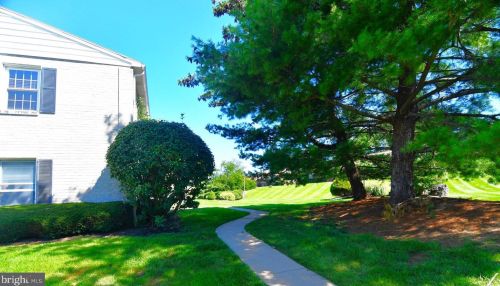 2697 Rolling Green Dr, Macungie, PA 18062-1470