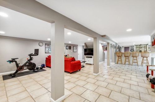 2 Old Farm Ct, West Nyack NY  10994-1210 exterior
