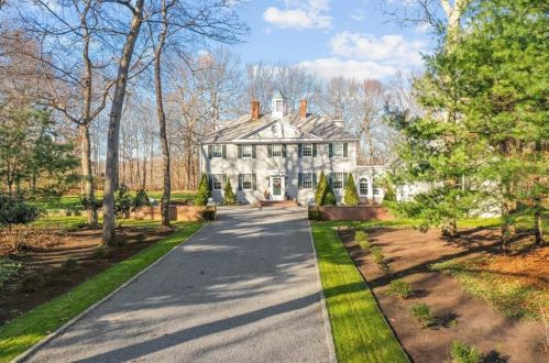 212 Woodridge Dr, South Kingstown, RI 02874-1942