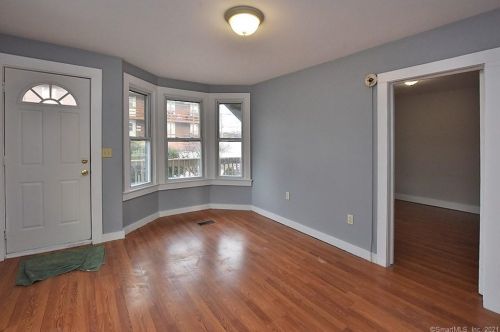 25 School St, Norwich, CT 06351-2339