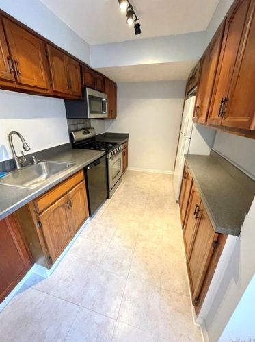 2 Maple Dr, Mahopac NY  10541-3506 exterior