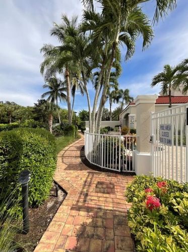 1600 Clermont Dr, Naples FL  34109-0302 exterior