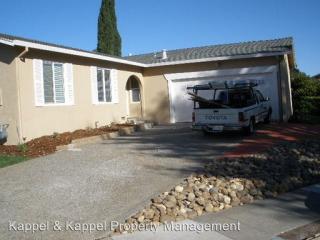 1186 Creekside Dr, Vacaville CA  95687-6561 exterior
