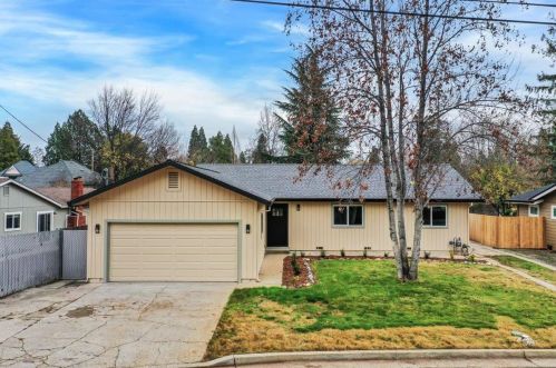 840 Forest Glade Cir, Grass Valley, CA 95945-5405