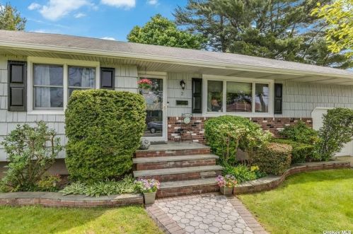 2 Troscher Ln, Bethpage, NY 11714-4621