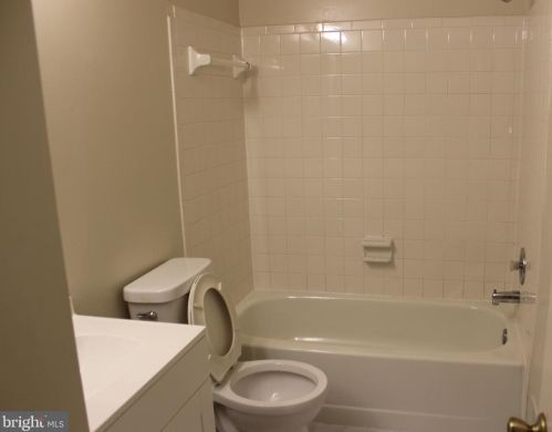 2176 Mager Dr, Herndon VA 20170-4355 exterior