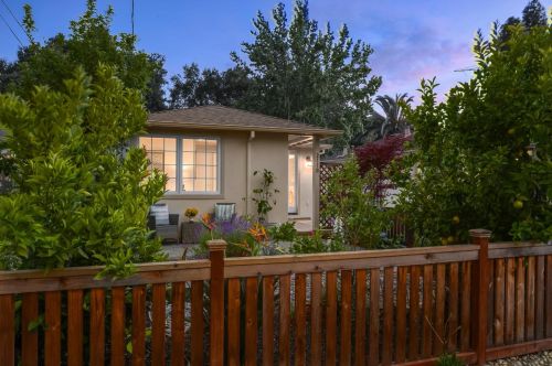 2110 Hanover St, Palo Alto CA  94306-1244 exterior