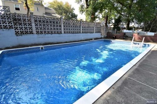 26 Elmwood Ter, Elmwood Park NJ  07407-1729 exterior