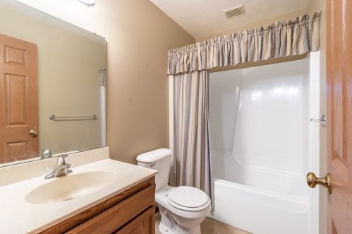 1084 Timberwood Dr, Beaver Falls PA 15010-1614 exterior