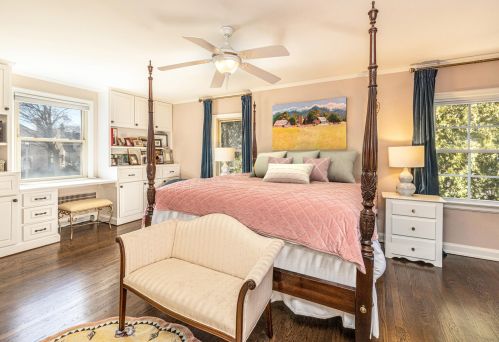 5068 Lake Dr, Milwaukee WI  53217-5748 exterior