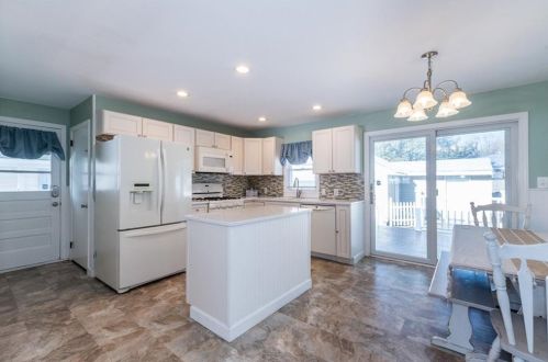 298 England St, Cumberland RI  02864-7209 exterior