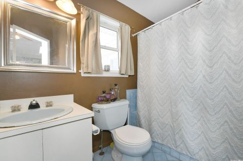 3 Linden Ave, Holtsville NY  11742-2323 exterior