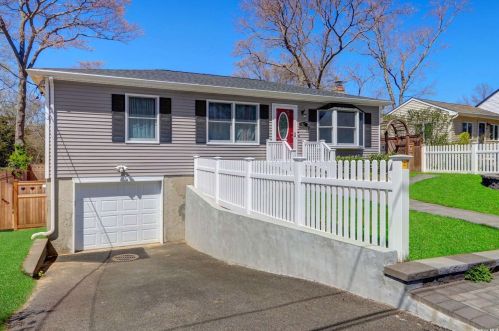 81 Queen Dr, Scotts Beach, NY 11789-1530