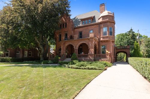 2569 Wahl Ave, Milwaukee, WI 53211-3825