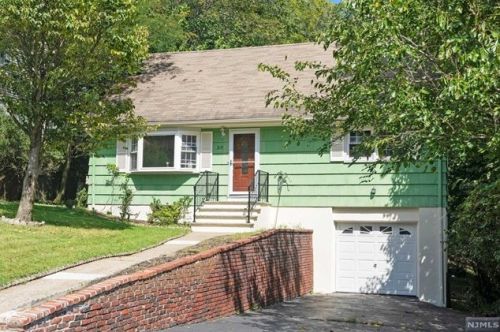 215 Hiawatha Blvd, Oakland, NJ 07436-3619