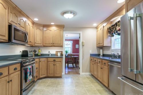 61 Carriage Dr, Waterbury CT  06708-3309 exterior