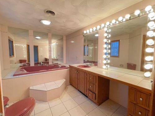 8 Falcon Crest Dr, Providence RI  02919-3100 exterior