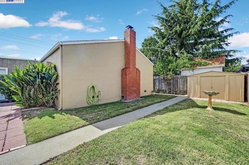 17068 Via Chiquita, San Lorenzo CA  94580-2719 exterior