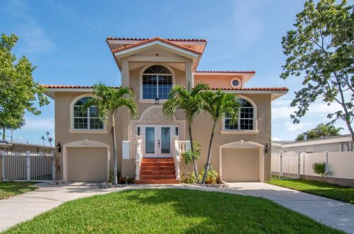 812 Bay Point Dr, Saint Petersburg, FL 33708-2317