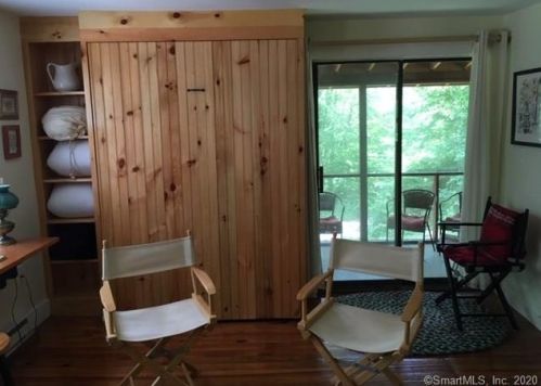 37 School House Ln, East Hampton CT  06424-1886 exterior