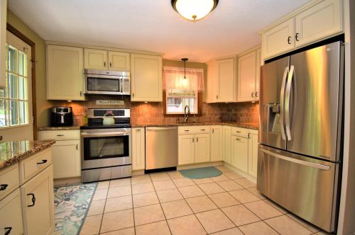 1 San Antonio Dr, Fremont NH  03044-8204 exterior