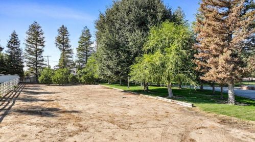 1812 Golf Rd, Turlock CA  95380-9746 exterior