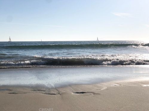 320 Rossmore Dr, Oxnard CA  93035-4465 exterior