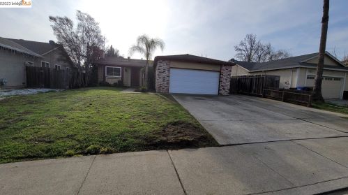 841 Almond Dr, Oakley, CA 94561-2107