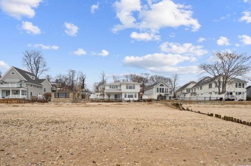 11 Argyle Dr, Northport NY  11768-1002 exterior