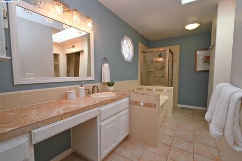 2400 Prosperity Way, San Leandro CA  94578-1124 exterior
