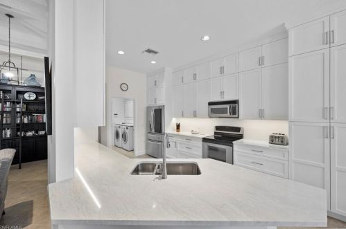 15521 Cadiz Ln, Naples, FL 34110-2818
