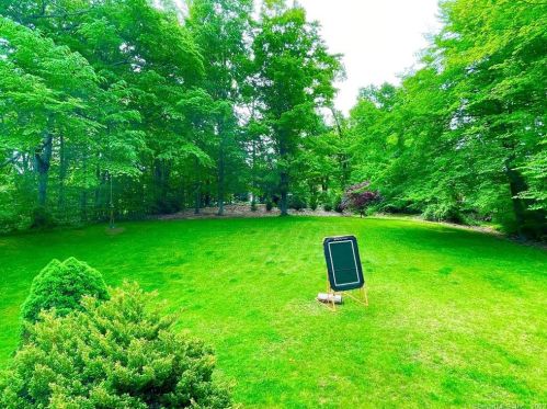 11 Willow Run, Brookfield Center, CT 06804-3744