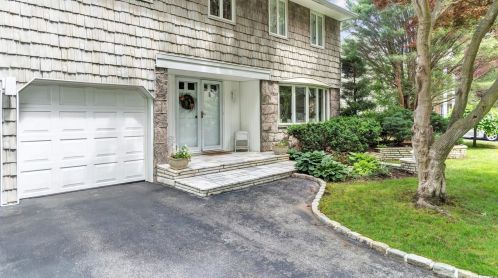 27 Lynwood Dr, Westbury, NY 11590-1131