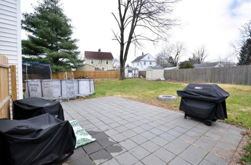 16 Oval Ln, Manchester CT  06040-4712 exterior